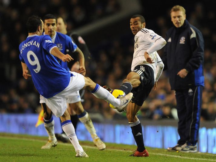 Landon Donovan ökklabrýtur hér Ashley Cole í leiknum í gær.