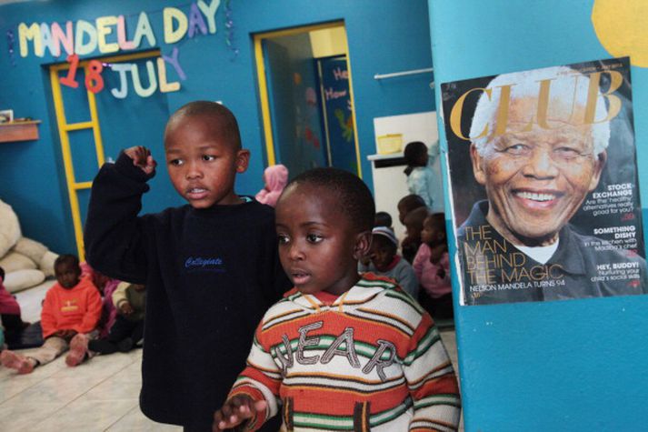 Leikskólabörn í Suður Afríku fögnuðu í tilefni af 94 ára afmæli Mandela í fyrra.