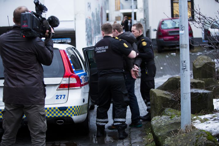 Héraðssaksóknari segir það óheppilegt að brot lögreglumanna sem framin eru utan vinnutíma séu rannsökuð af lögreglustjóra eins og önnur brot. Þannig séu samstarfsmenn að rannsaka brot vinnufélaga. 