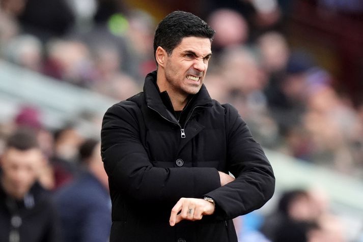 Mikel Arteta, knattspyrnustjóri Arsenal á Villa Park um helgina þar sem liðið fékk á sig sigurmark á síðustu sekúndu leiksins.
