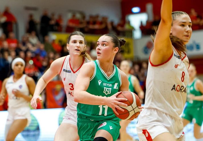 Hulda María Agnarsdóttir og stöllur hennar í Njarðvík sækja Val heim í 2. umferð Bónus deildar kvenna í körfubolta í kvöld. Bæði lið unnu sína leiki í 1. umferðinni.