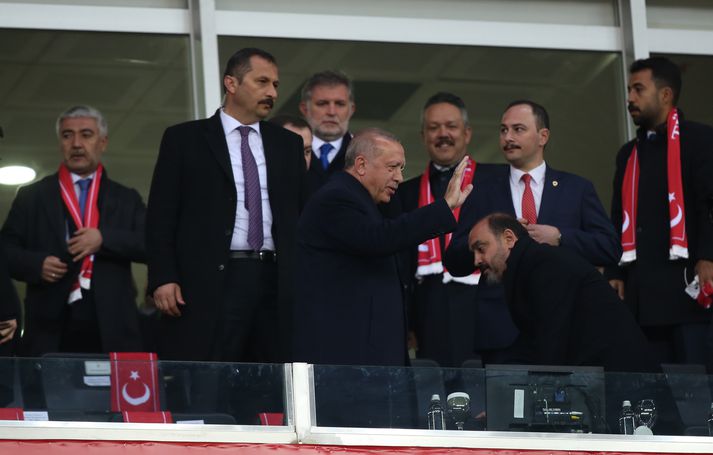 Erdogan heilsar aðdáendum í kvöld.
