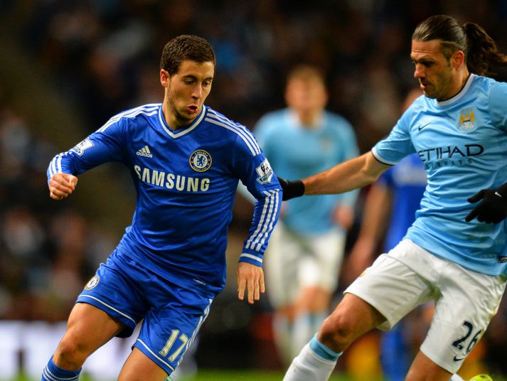 Hazard berst hér við Martín Demichelis í leiknum á mánudagskvöld.