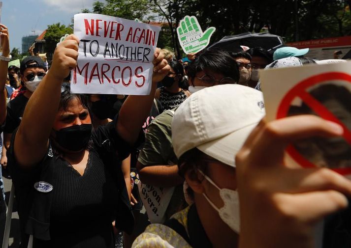 Andstæðingar Marcos yngri mótmæla fyrir utan skrifstofur kjörstjórnar í Manila.