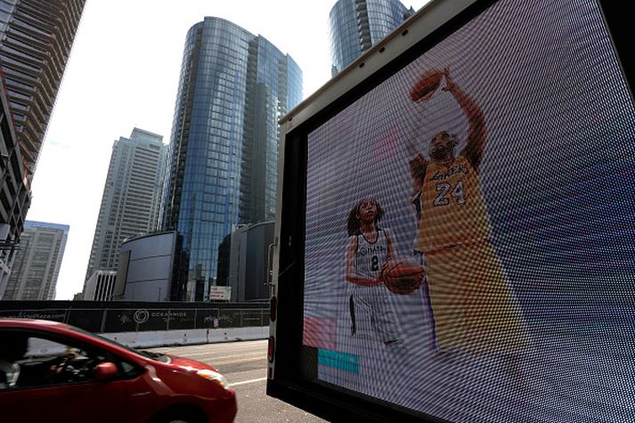 Fyrir utan Staples Center í Los Angeles mátti sjá þessa fallegu mynd.