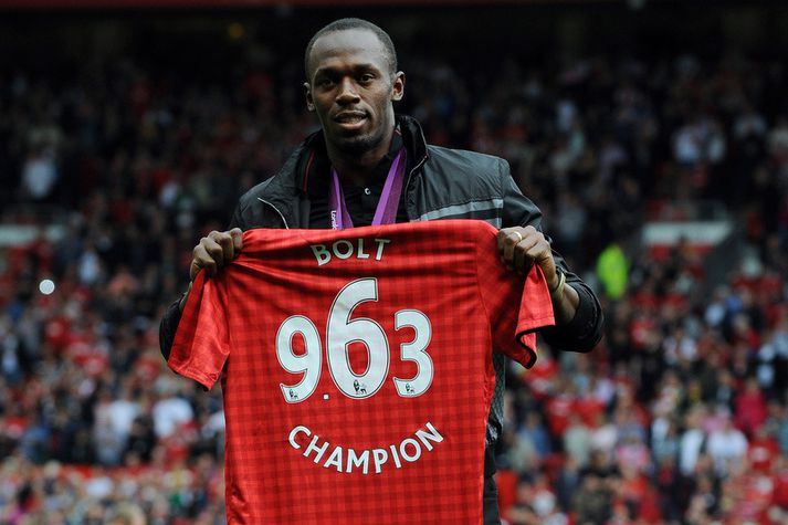 Usain Bolt með Manchester United búninginn.