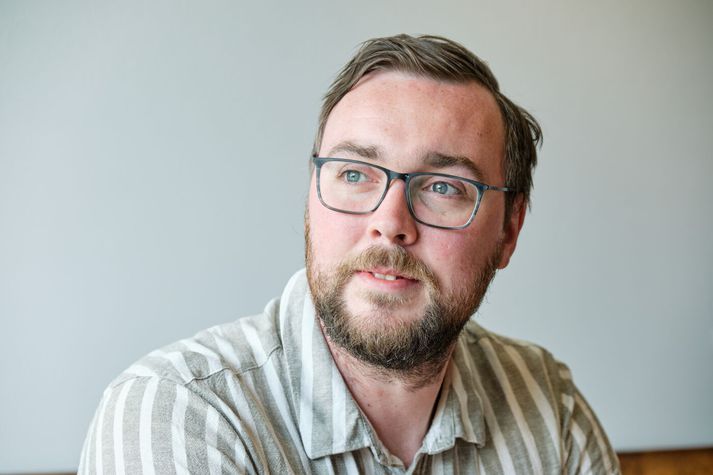 Það getur verið svo stutt á milli lífs og dauða. Því þegar móðir Hjalta Einarssonar, Lilja Pálsdóttir, var jarðsungin, eignaðist Hjalti soninn Styrmi Rafn í bókstaflegri merkingu. Margt óútskýranlegt gerðist þegar og fyrst eftir að Lilja dó; Getur kannski verið að ástin lifi fram yfir gröf og dauða? 