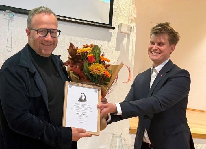 Jóhann Páll Jóhannsson, umhverfis-, orku- og loftslagsráðherra, afhenti Andra Snæ Magnasyni Náttúruverndarviðurkenningu Sigríðar í Brattholti á Degi íslenskrar náttúru í gær.