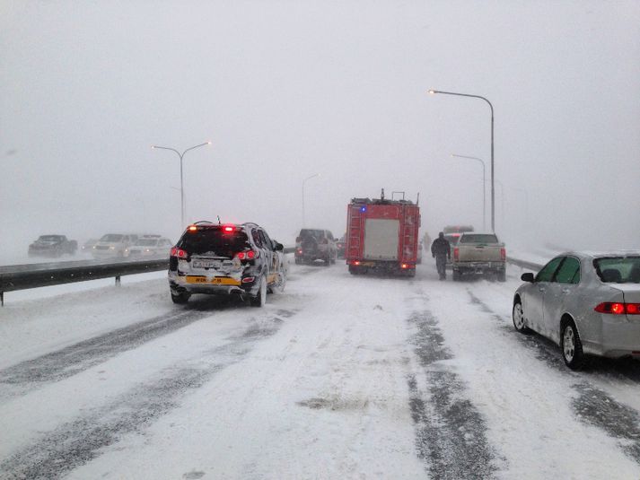 Óveður geisar á landinu öllu. Hér er mynd af slysstað á Hafnarfjarðarveginum í morgun þar sem hátt í 20 bílar lentu í árekstri.