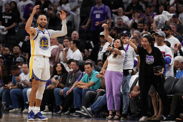 Steph Curry ósáttur með dóm gegn Sacramento Kings í nótt og fær að heyra það frá stuðningsmönnum heimaliðsins.