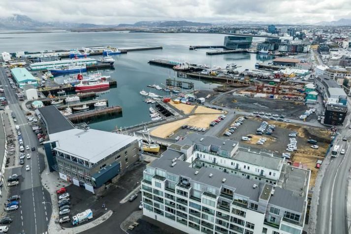 Horft yfir Vesturbugt og hafnarsvæðið.