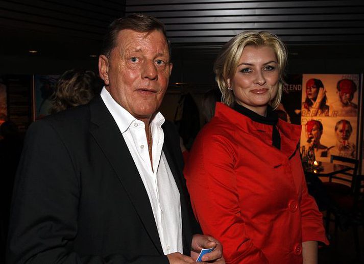 hemmi og linda Hermann Gunnarsson og fegurðardrottningin Linda Pétursdóttir mættu á frumsýninguna.fréttablaðið/stefán