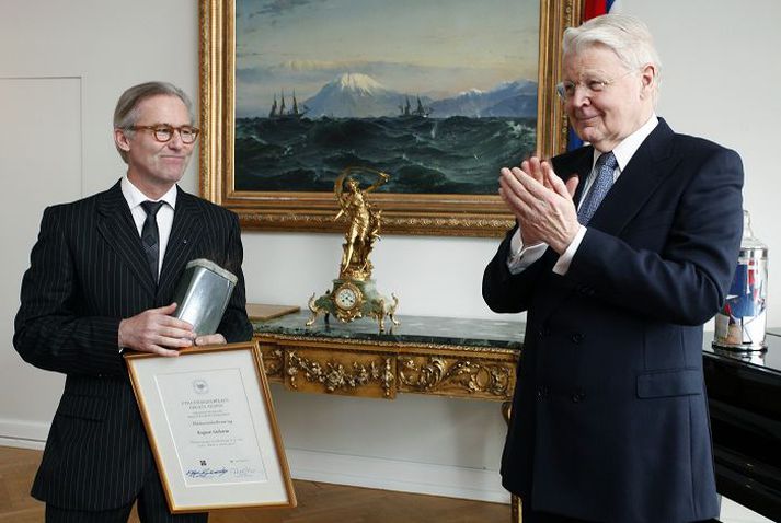 Á bessastöðum Ragnar Axelsson ljósmyndari hlaut sérstaka heiðursviðurkenningu fyrir að hafa borið hróður Íslands víða.