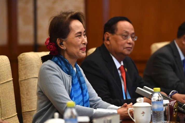 Aung San Suu Kyi hefur frá árinu 2016 stýrt landinu, en á þeim tíma sætt mikilli gagnrýni vegna meðferðar stjórnarhersins á Rohingjum í landinu.