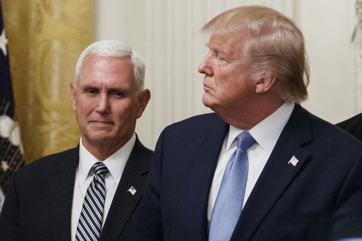 Pence hefur staðið þétt að baki Trump. Fréttir hafa borist undanfarna daga af því að Pence hafi mögulega leikið hlutverk í að þrýsta á úkraínsk stjórnvöld fyrir hönd Trump.