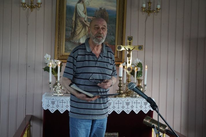 Steindór Andersen á fallegri stund í  Unaðsdalskirkju árið 2022. 