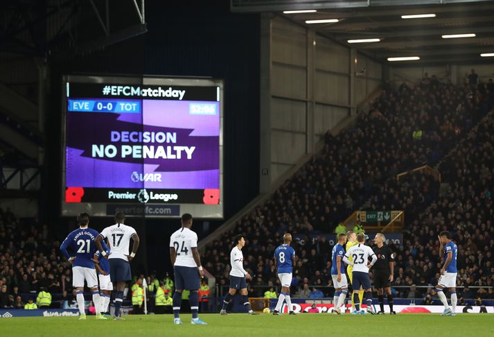 Rúmar þrjár mínútur tók að kanna hvort Dele Alli hefði handleikið boltann viljandi innan vítateigs í leik Everton og Tottenham.