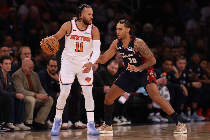 Jaylon Tyson reynir að verjast Jalen Brunson sem var stigahæstur Knicksara, að venju.