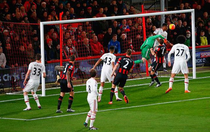 David De Gea horfir á eftir boltanum í netið eftir hornspyrnu Junior Stanislas.