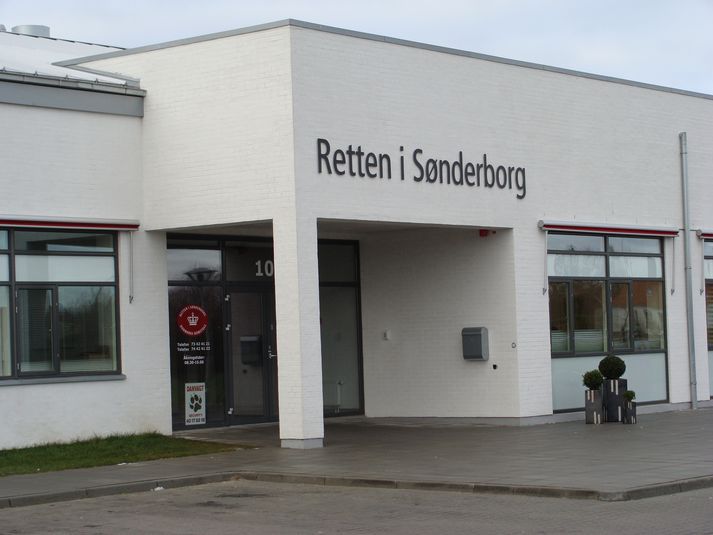 Í dómshúsinu í Sønderborg hófst í morgun réttarhald yfir manni sem ákærður er fyrir að berja og nauðga fjórum stúlkum.