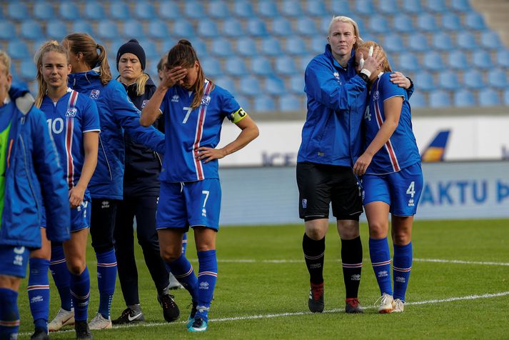 Draumur Íslands um að komast á HM 2019 varð að engu þegar liðið gerði 1-1 jafntefli við Tékkland á Laugardalsvelli í lokaumferðinni. Glódís Perla Viggósdóttir jafnaði metin seint í leiknum en sigurmark þurfti til og hér reynir Sandra Sigurðardóttir að hughreysta Glódísi.