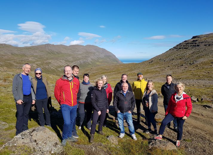 Viðstaddir undirskriftina voru auk ráðherra og sveitastjóra, fulltrúar sveitastjórnar og umhverfis- og skipulagsnefndar Fjarðabyggðar, ásamt starfsmönnum ráðuneytisins, Umhverfisstofnunar og sveitarfélagsins, og fulltrúum landeigenda.