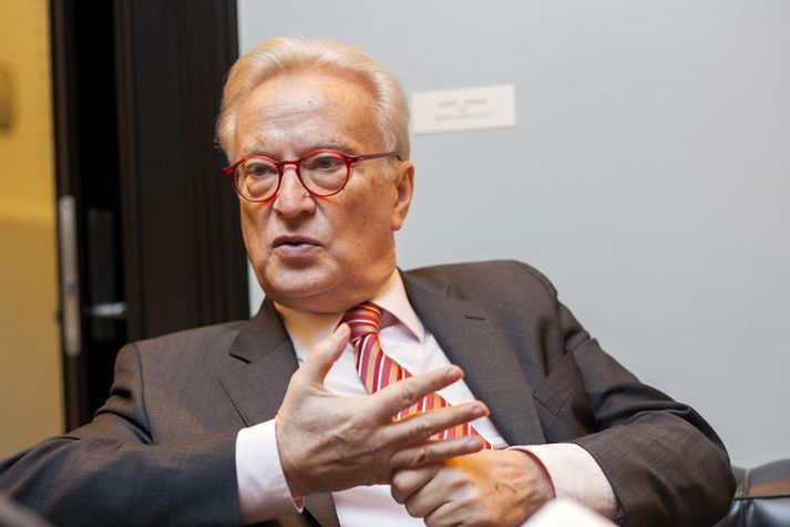 Hannes Swoboda Hannes Swoboda er austurrískur jafnaðarmaður sem hefur setið á Evrópuþinginu frá árinu 1996. Hann tók við sem leiðtogi jafnaðarmanna í þinginu á síðasta ári.