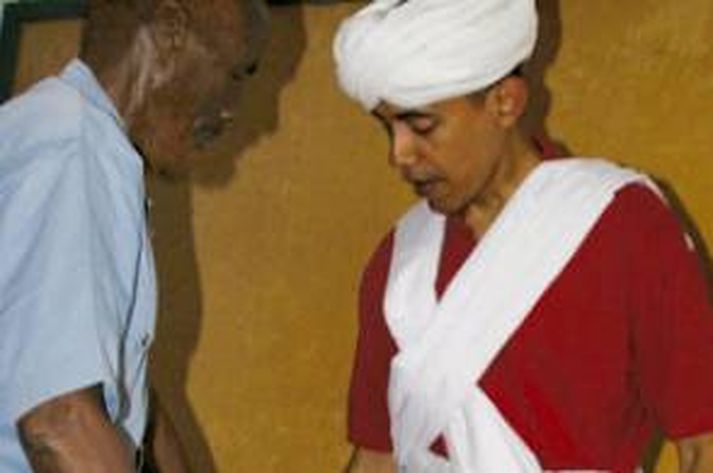 Nokkuð veður var gert útaf því þegar Obama var myndaður með vefjarhött í heimsókn til Afríku.