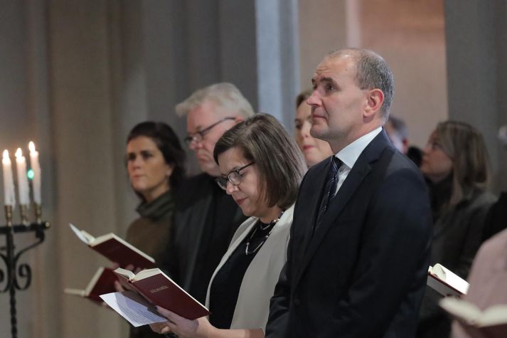 Í ávarpi sínu sagðist Guðni vita að hann talaði fyrir alla þjóðina þegar hann sagðist hugsa hlýtt til allra þeirra sem hefðu þurft að flýja heimili sín og vinnustaði í Grindavík.