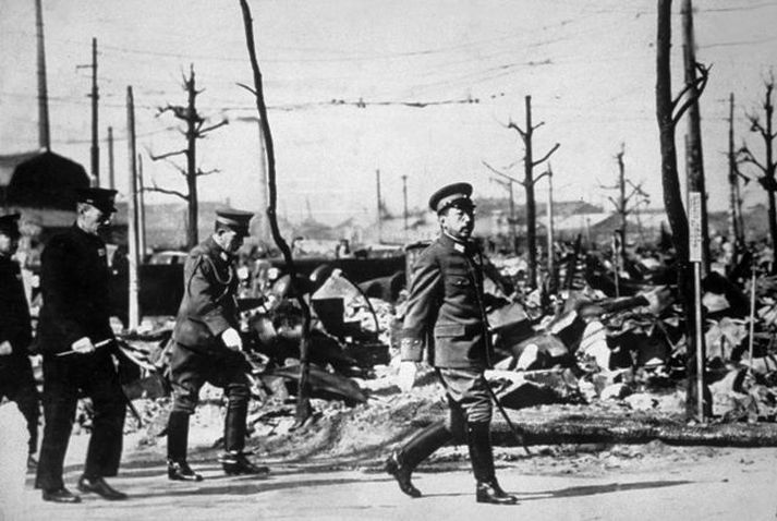 Hirohito skoðar skemmdir í Tokyo árið 1943 eftir loftárásir Bandaríkjanna