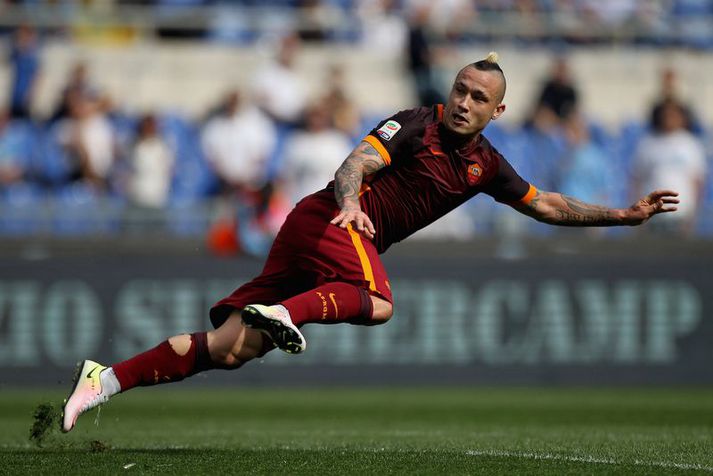 Radja Nainggolan er á leið frá Roma til Chelsea.