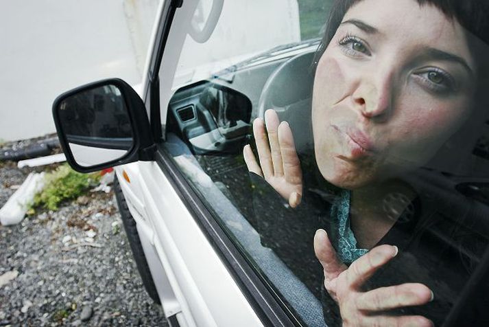 Sara Marti Guðmundsdóttir  kyssir Pajero-jeppann sinn sem hún fékk á 100 þúsund með reglulegu millibili. 