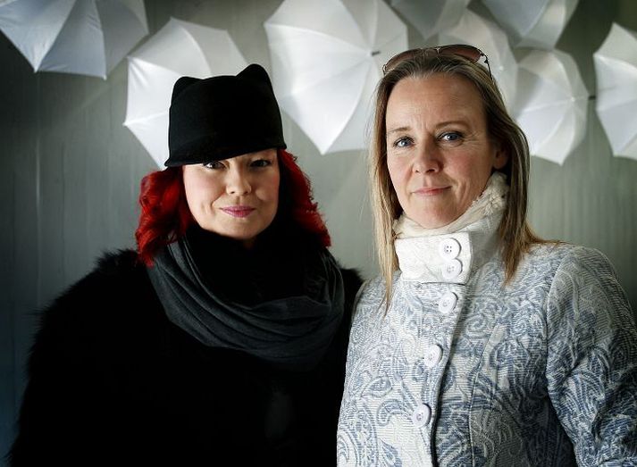 Sara María Forynja og Elva Ósk Ólafsdóttir leikkona hafa hannað silkikjóla sem þær sýna í Kirsuberjatrénu í dag.