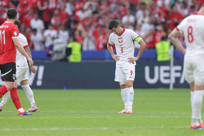 Það var stutt gaman hjá Robert Lewandowski og félögum hans í pólska landsliðinu sem eru úr leik á EM eftir aðeins tvo leiki.