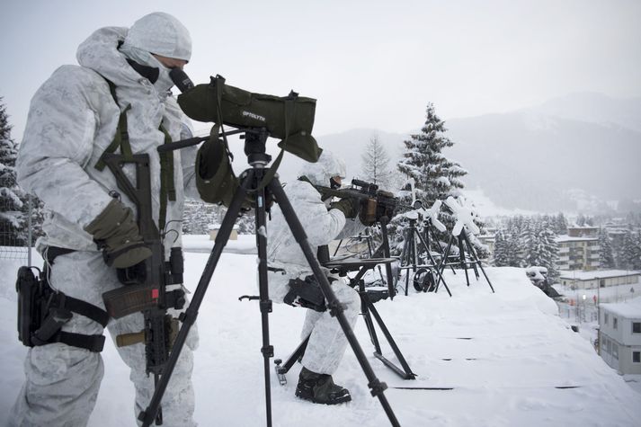 Mikil öryggisgæsla er að venju í svissneska fjallaþorpinu Davos þegar helstu valdamenn heims safnast þar saman. Þarna eru lögreglumenn á þaki ráðstefnuhallarinnar að fara yfir öryggisatriði.