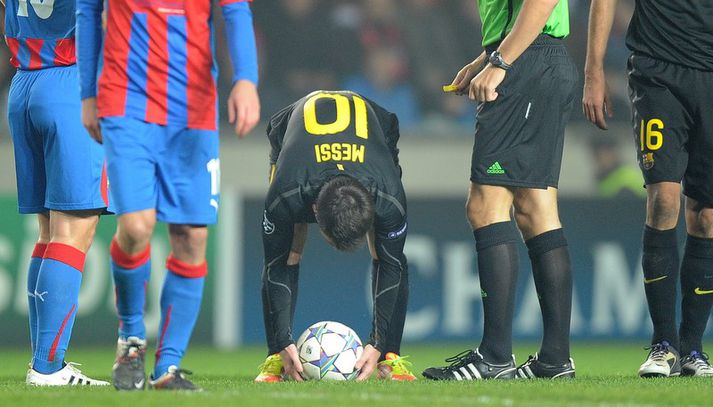 Lionel Messi stillir boltanum upp áður en hann skoraði 200. markið sitt.