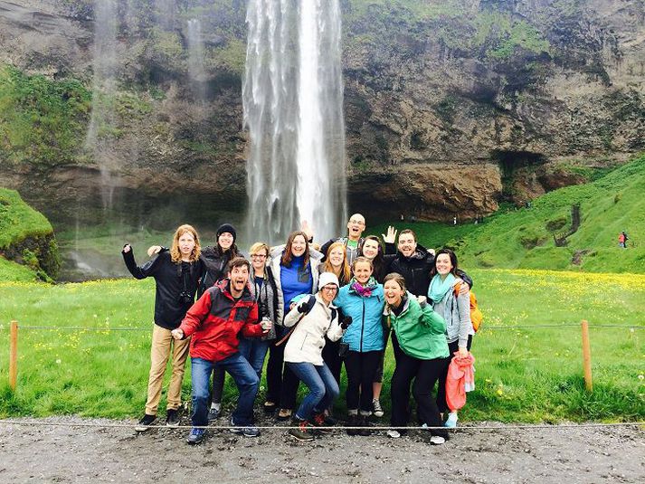 Afkomendur Vestur-Íslendinga fóru í dagsferð um Suðurland og hér eru þeirr við Seljalandsfoss.