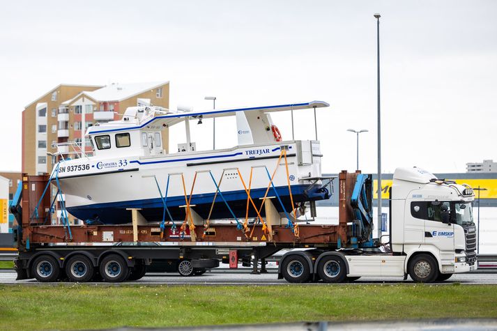 Töluverða stund tók bílstjórann að bakka með bátinn á móti umferð niður Reykjanesbrautina.