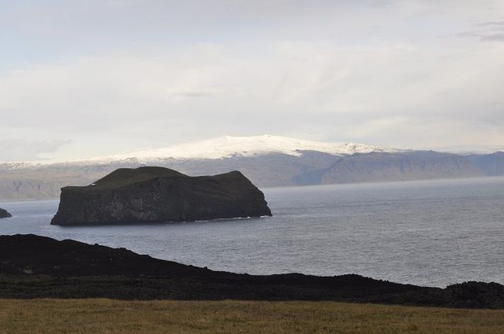  Vestmannaeyingar geta nú séð hvítan jökul á ný. Hér er Bjarnarey í forgrunni.Fréttablaðið/Óskar P. Friðriksson