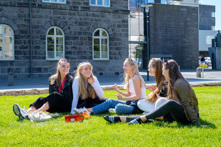 Þessar stúlkur ættu að geta spókað sig aftur á Austurvelli á morgun, líkt og þær gerðu fyrir skömmu í góða veðrinu.