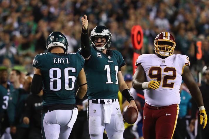 Carson Wentz fagnar í leiknum í nótt.