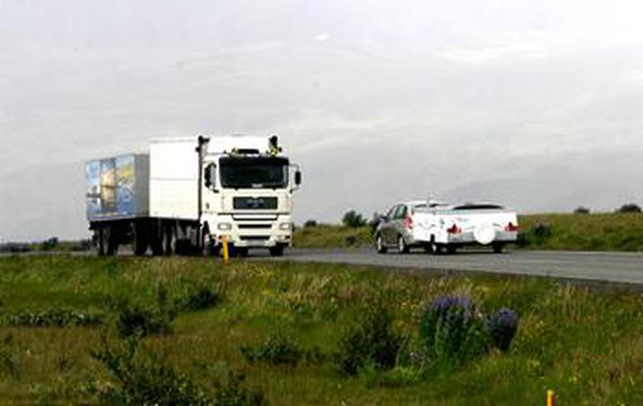 Mikið er um landflutninga á sumrin en nú þarf að fara fleiri ferðir til að flytja sama magn vegna þungatakmarkana.