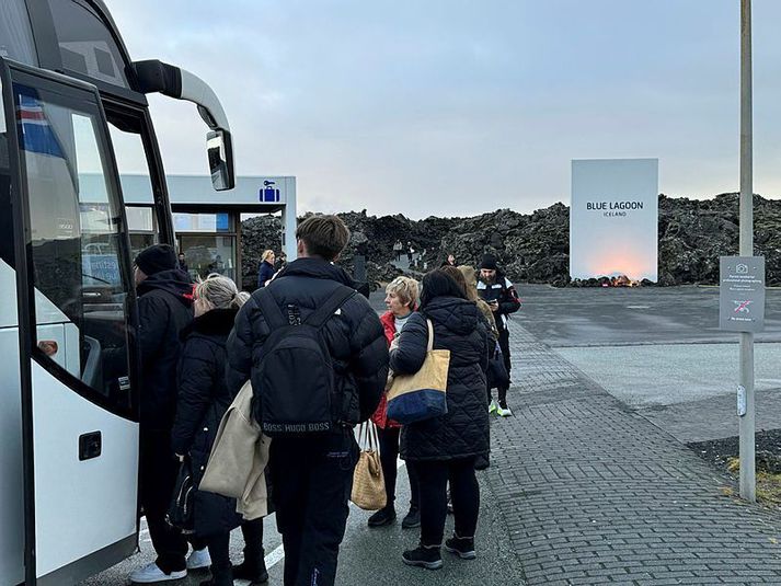 Skjálftavirkni hefur verið mikil nærri Bláa lóninu þangað sem ferðamenn streyma á hverjum degi. Þá eru innviðir HS orku á hættusvæði.