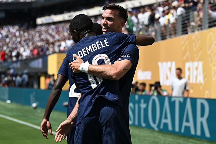 Markaskorarar PSG, Fabian Ruiz og Ousmane Dembele, fagna öðru af tveimur mörkum Ruiz í kvöld.