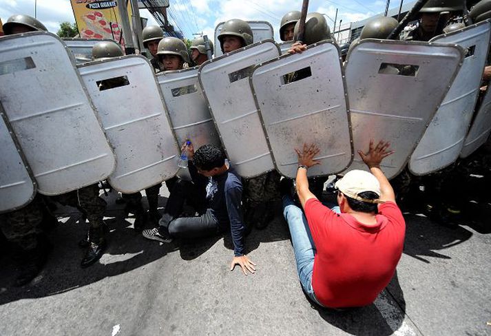 Þessi maður ætlaði ekki að gefa sig þegar herinn réðst til atlögu gegn stuðningsfólki Zelaya á flugvellinum í Hondúras.
fréttablaðið/AP