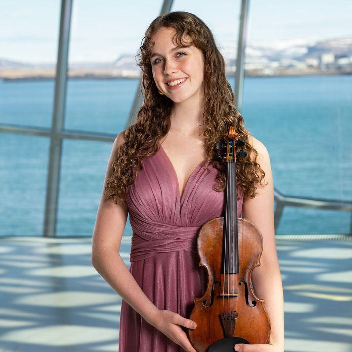 Matthildur Traustadóttir hefur búið á Ítalíu, Spáni, Íslandi og Bandaríkjunum þar sem hún er í BA-námi við Oberlin-háskóla. Hún kemur fram á tónleikunum Ungir einleikarar ásamt þremur öðrum efnilegum hljóðfæraleikurum í kvöld.