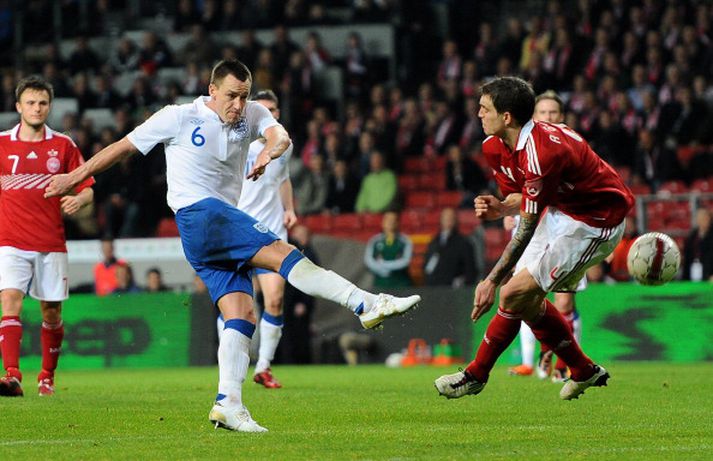 Fabio Capello þjálfari enska landsliðsins í fótbolta hefur ákveðið að gera John Terry að fyrirliða á ný.