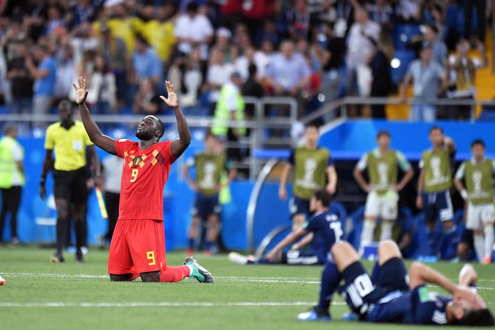 Lukaku fagnar meðan Kagawa liggur gráti næst á vellinum.