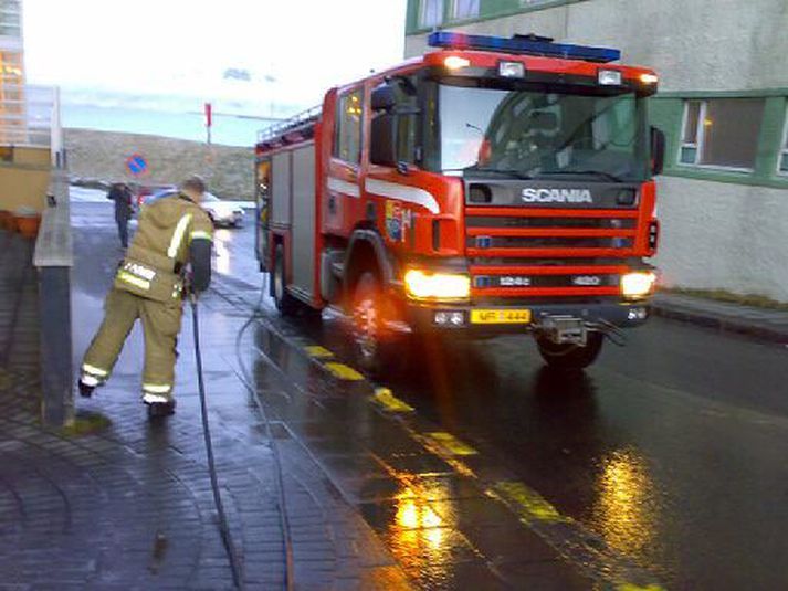 Slökkviliðið var um tvo tíma að hreinsa upp olíuna. Myndin tengist fréttinni ekki beint