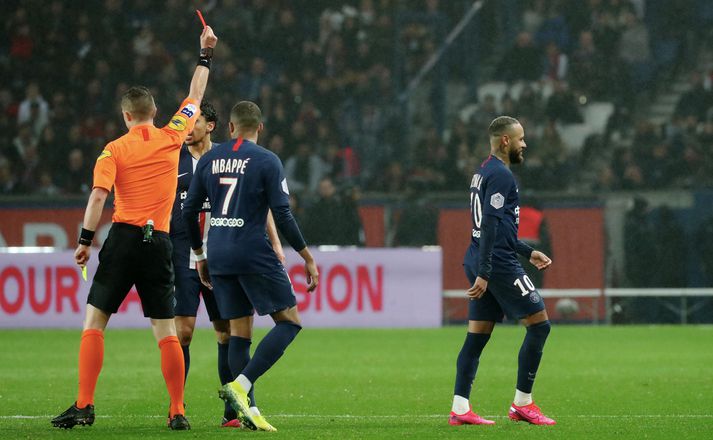 Neymar fékk að líta rauða spjaldið í tapi PSG gegn Lille í dag.